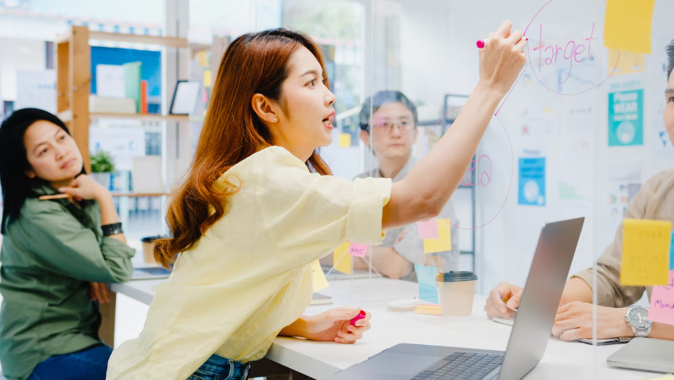 AI trong marketing, ứng dụng AI content marketing, phân tích dữ liệu marketing bằng AI, đào tạo AI marketing doanh nghiệp, lợi ích AI cho marketer Việt Nam