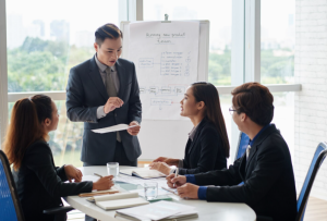 đào tạo AI theo cấp độ, upskilling AI cho nhân viên vận hành, kết hợp lý thuyết và thực hành AI, đào tạo AI nội bộ 2026